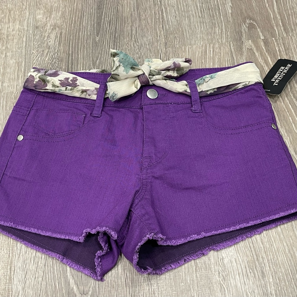 New Forever 21 Purple Shorts Size 24 with Floral Belt C8
